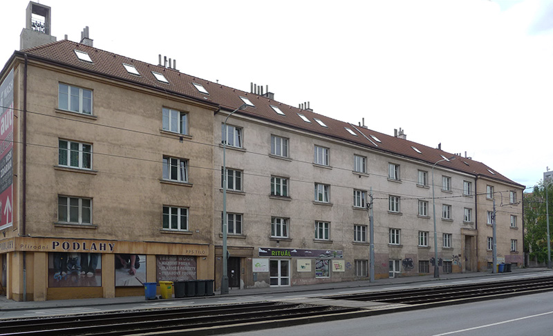 Fasáda v Plzeňské ulici před opravou