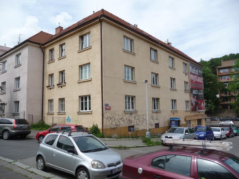 Fasáda v Plzeňské ulici před opravou