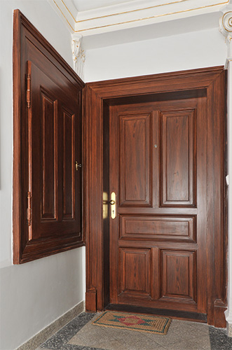 Dveře ve foyer