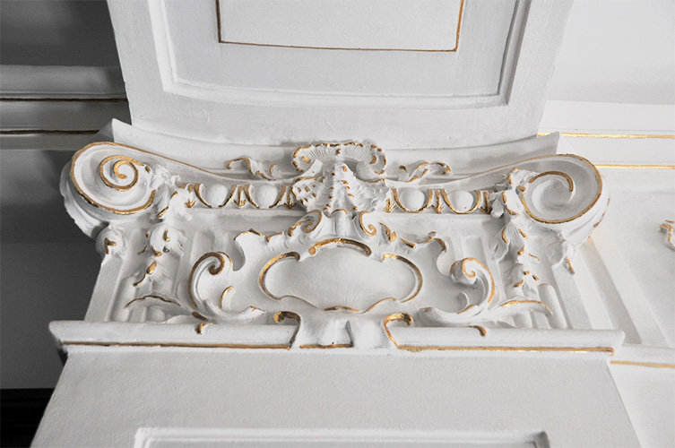 Detail malby sloupu ve foyer