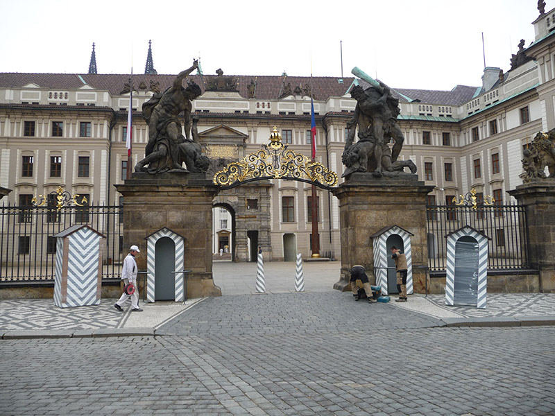 Strážní budky na Pražském hradě - instalace