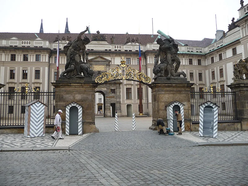 Strážní budky na Pražském hradě - instalace